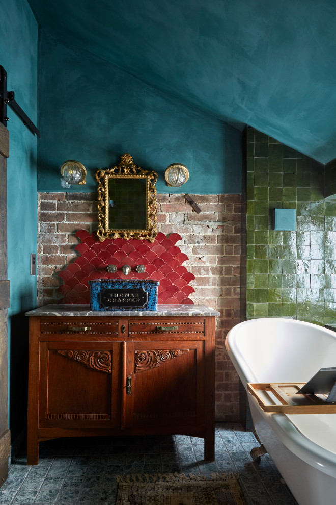 Kleines Stilmix Badezimmer mit hellbraunen Holzschränken, freistehender Badewanne, Wandtoilette mit Spülkasten, grünen Fliesen, Keramikboden, Marmor-Waschbecken/Waschtisch, grünem Boden, bunter Waschtischplatte, Wandnische und Einzelwaschbecken in Sussex