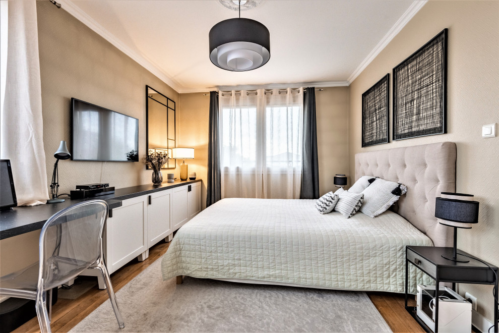 Chambre Chic et cosy Beige & Noir l'élégance à la Française Traditional Bedroom