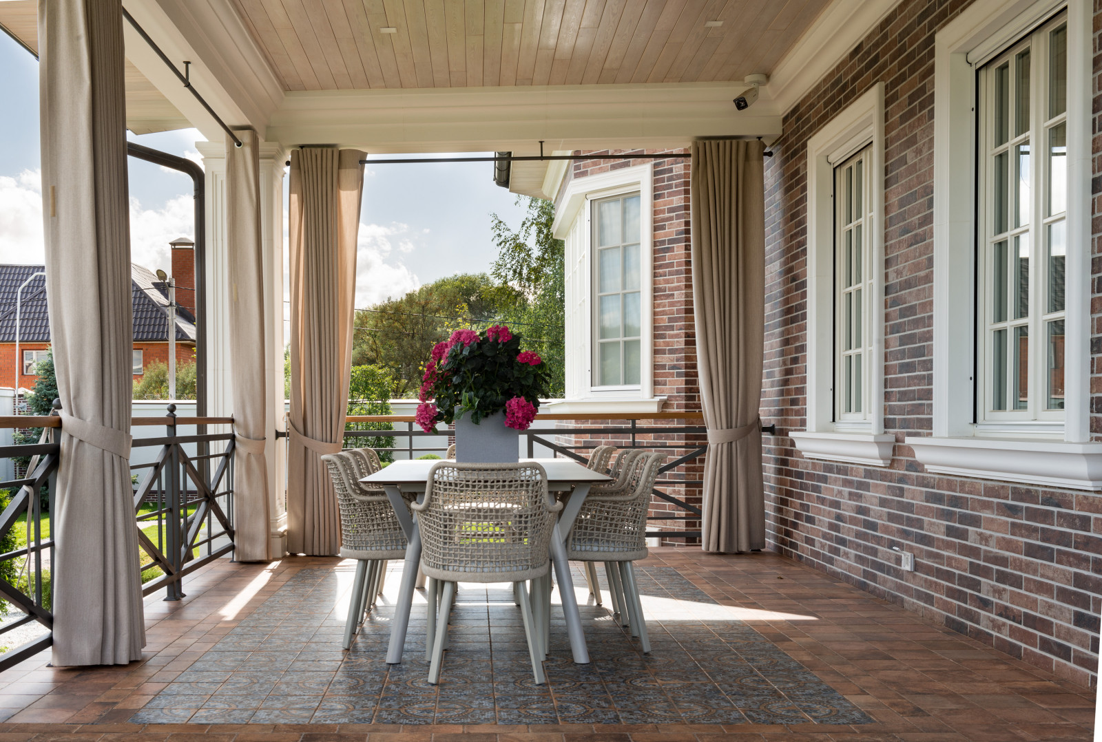 Дом с колоннадой