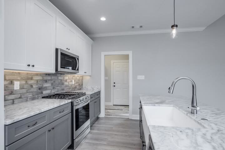 Kitchen - transitional kitchen idea