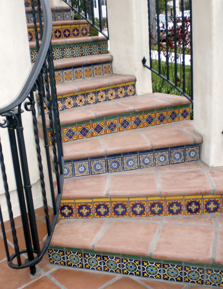 Идея дизайна: маленькая изогнутая лестница в средиземноморском стиле с подступенками из плитки и ступенями из плитки для на участке и в саду