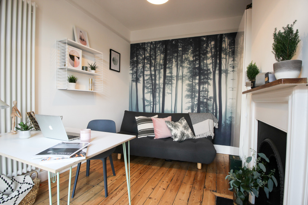 Inspiration pour une petite chambre d'amis nordique avec un mur multicolore, un sol en bois brun, une cheminée standard, un manteau de cheminée en métal, un sol marron et du papier peint.