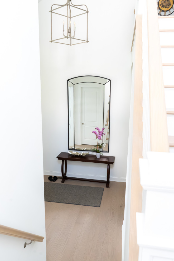 Example of a transitional entryway design in Boston