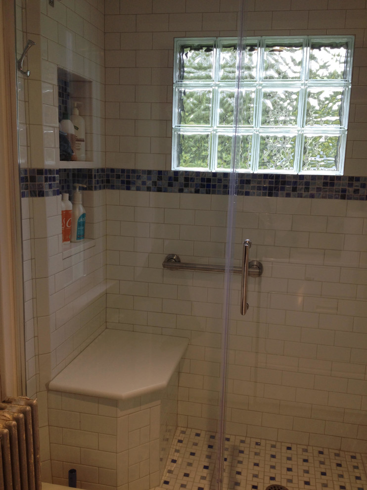 Esempio di una piccola stanza da bagno padronale design con ante bianche, piastrelle blu, piastrelle di vetro e pareti grigie