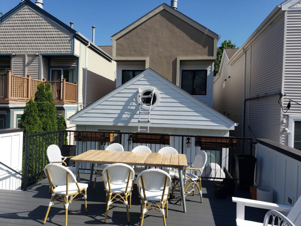 Inspiration for a transitional deck remodel in Chicago