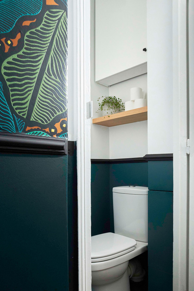 Kleine Moderne Gästetoilette mit Kassettenfronten, weißen Schränken, Toilette mit Aufsatzspülkasten, grüner Wandfarbe, Keramikboden, Laminat-Waschtisch, schwebendem Waschtisch und Tapetenwänden in Paris