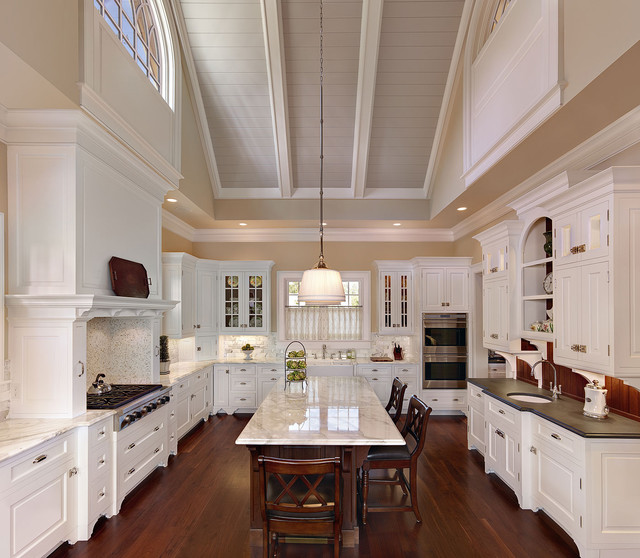 Dramatic vaulted ceiling in Kitchen klassisk-koekken
