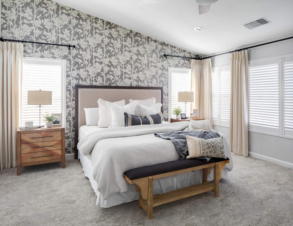 Mittelgroßes Klassisches Hauptschlafzimmer mit weißer Wandfarbe, grauem Boden, Teppichboden, gewölbter Decke und Tapetenwänden in Orange County