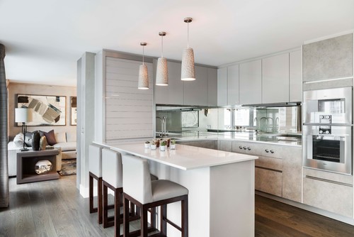 Modern Kitchen design with Mirror Backsplash