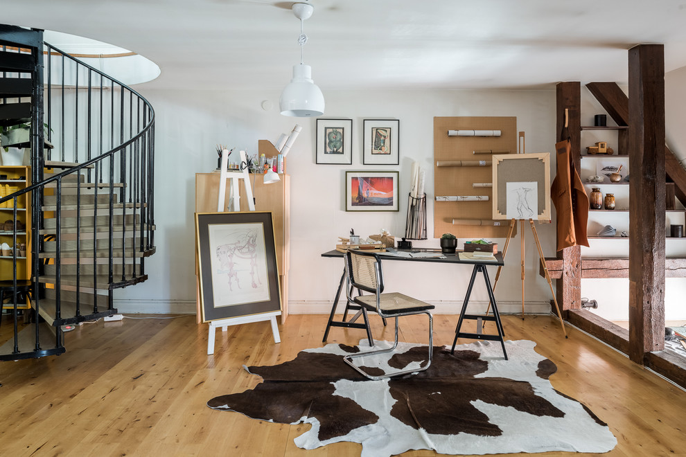 Mittelgroßes Rustikales Arbeitszimmer mit Studio, weißer Wandfarbe, hellem Holzboden und freistehendem Schreibtisch in Stockholm
