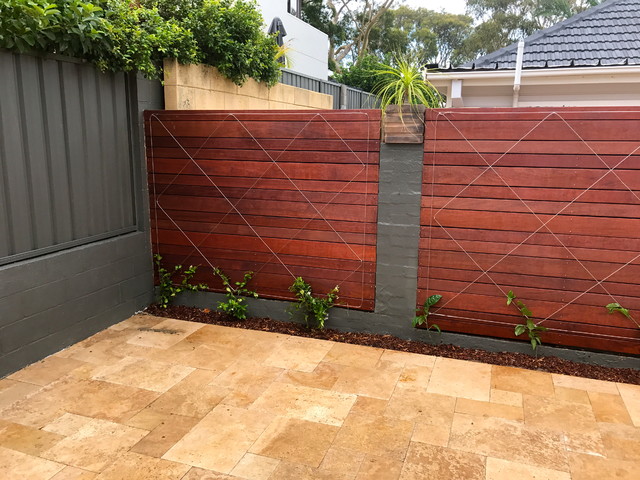 Front Courtyard contemporary-garden