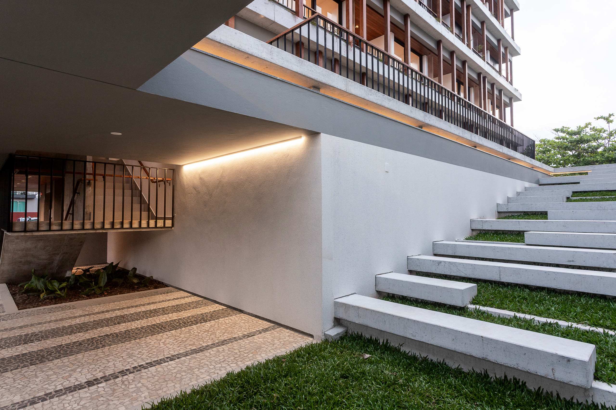 Galería de acceso y talud vegetal como anfiteatro.