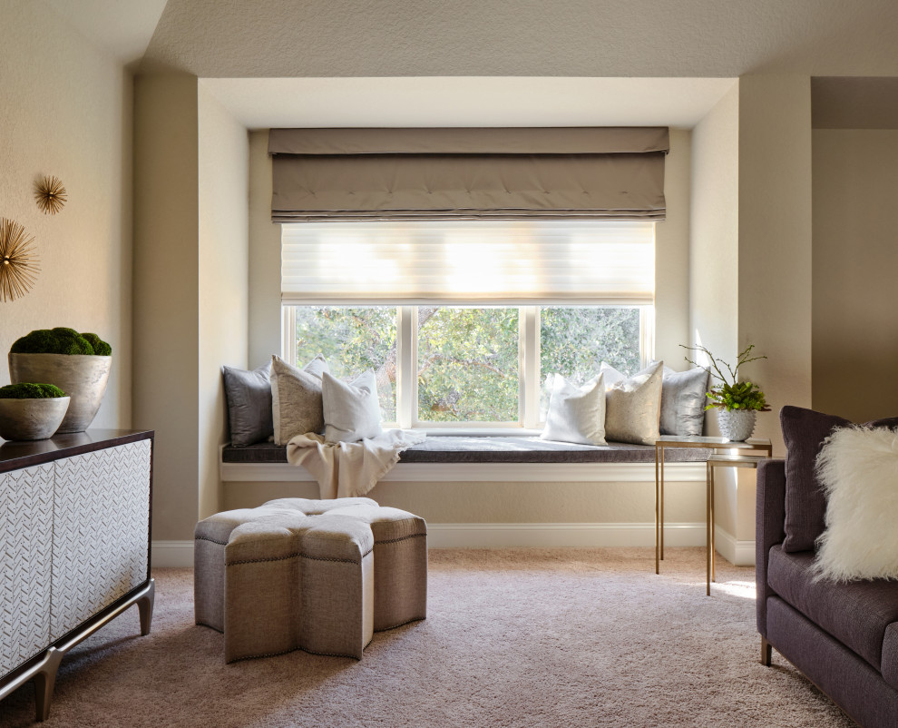 Immagine di un grande soggiorno tradizionale aperto con pareti beige, moquette, TV a parete, pavimento beige e soffitto a volta