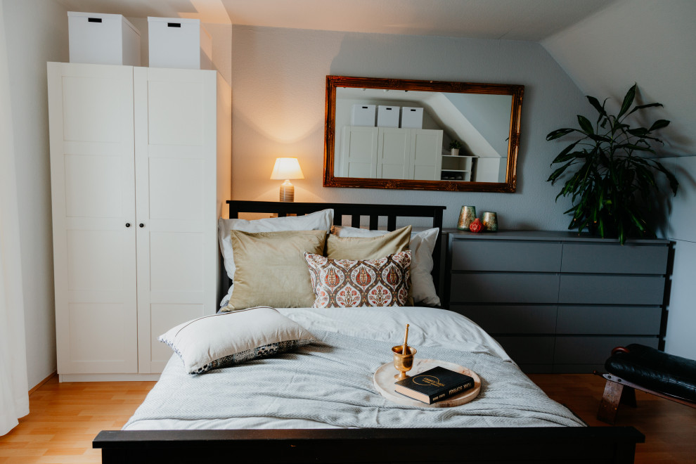 Mittelgroßes Mediterranes Hauptschlafzimmer mit weißer Wandfarbe, Laminat, beigem Boden, Tapetendecke und Tapetenwänden in Sonstige