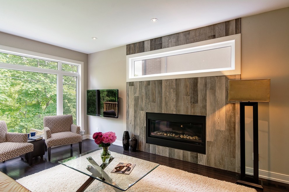 Example of a transitional home design design in Ottawa