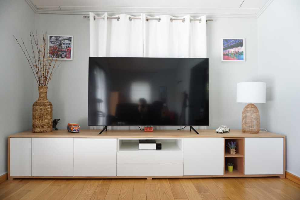 Foto di un soggiorno minimal con TV autoportante