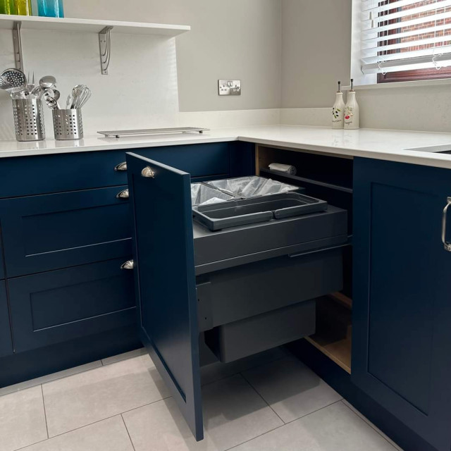 Stylish Kitchen with Floating Effect Breakfast Bar trendy-bryggers