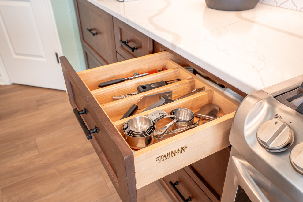 Transitional kitchen photo in Milwaukee