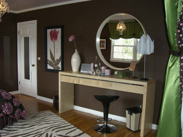 This is an example of a contemporary bedroom in Detroit.