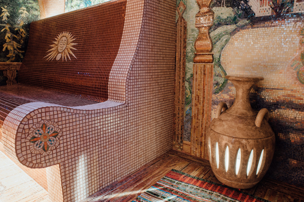 Мраморная амфора для выхода пара.