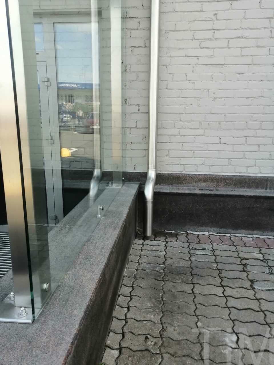 Стеклянный козырек на вертикальных опорах