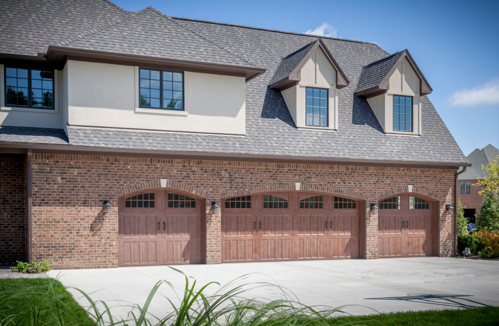 Transitional home design photo in Detroit