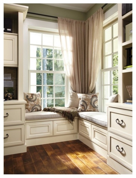 Inspiration for a large traditional mudroom in Toronto with green walls and medium hardwood floors.