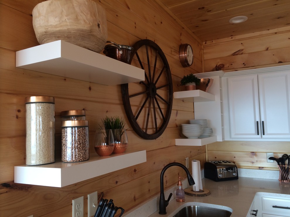 Mountain style l-shaped eat-in kitchen photo with shaker cabinets and an island