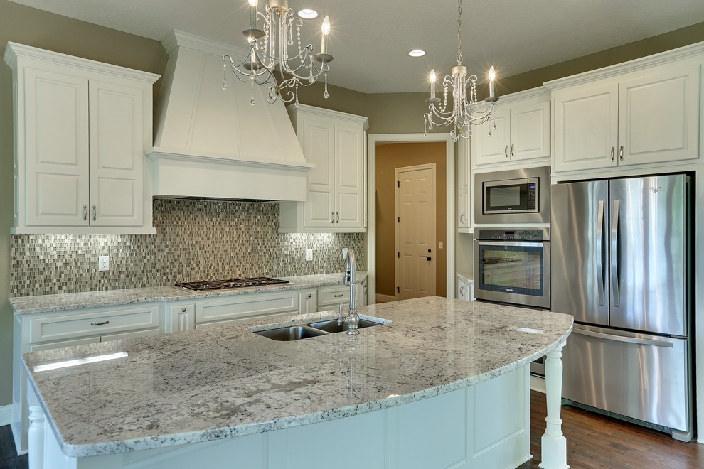 Transitional kitchen photo in Minneapolis