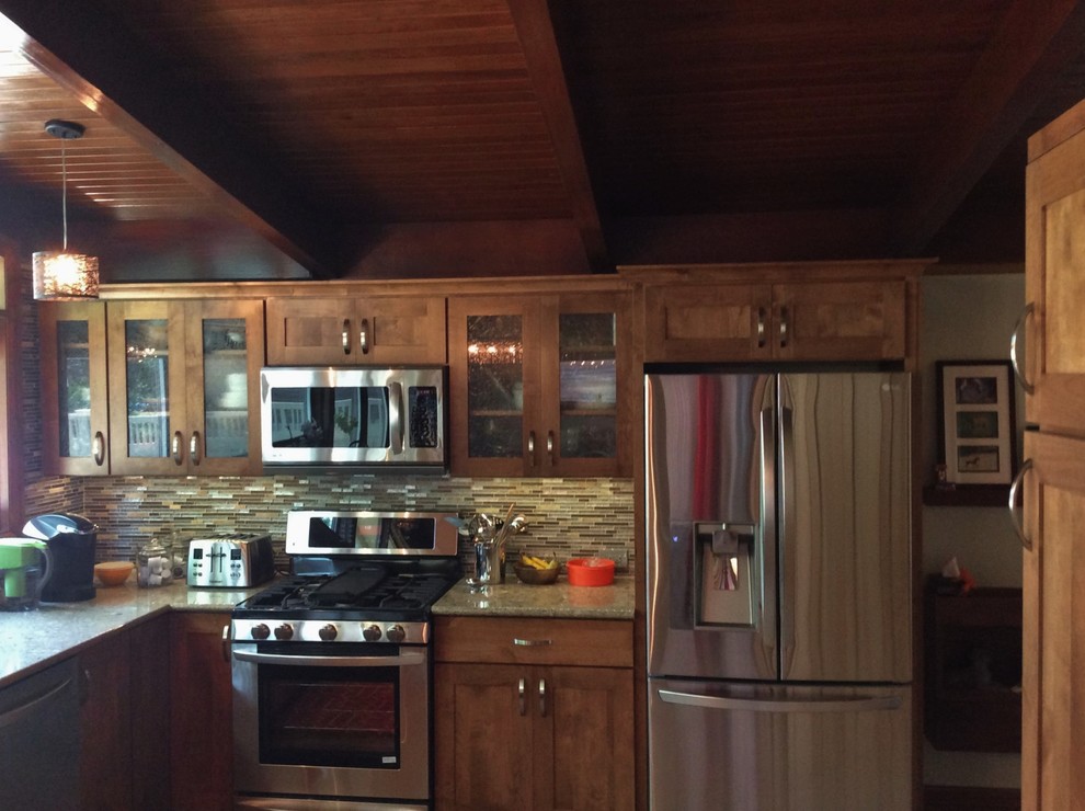 Example of a mountain style eat-in kitchen design in Chicago with shaker cabinets, medium tone wood cabinets, quartz countertops, multicolored backsplash, mosaic tile backsplash, stainless steel appliances and a peninsula