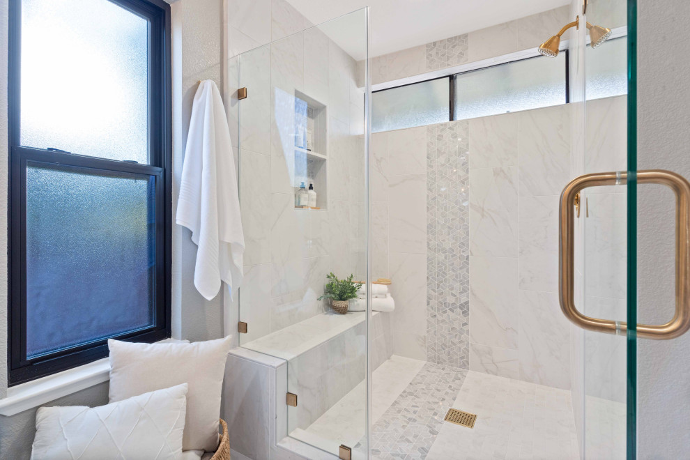 На фото: главная ванная комната среднего размера в стиле фьюжн с фасадами в стиле шейкер, синими фасадами, душем в нише, раздельным унитазом, белой плиткой, керамогранитной плиткой, серыми стенами, полом из керамогранита, врезной раковиной, столешницей из искусственного кварца, белым полом, душем с распашными дверями, белой столешницей, нишей, тумбой под две раковины и напольной тумбой с