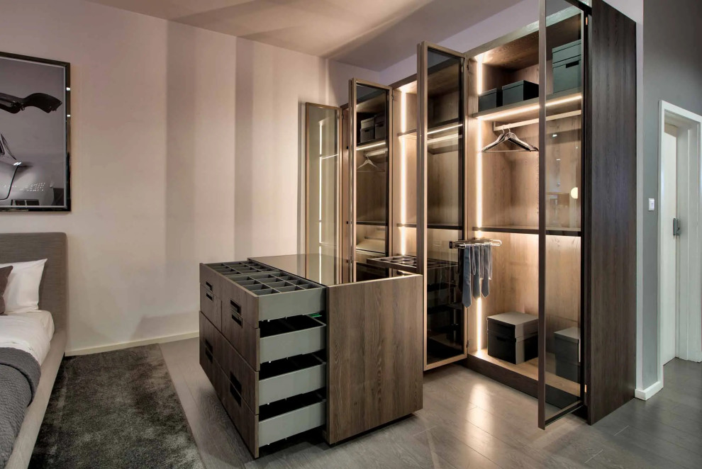 EIngebautes, Kleines Modernes Ankleidezimmer mit Glasfronten, braunen Schränken und braunem Boden in London
