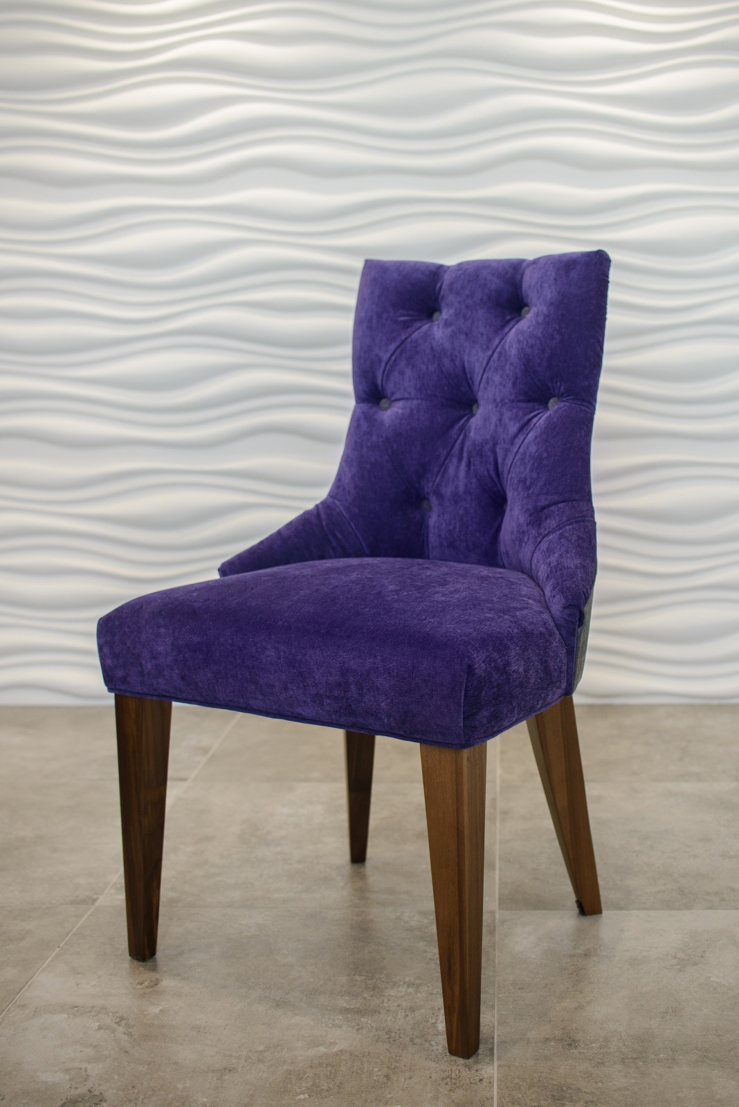 Фиолетовый стул в столовую, ноги из массива ореха