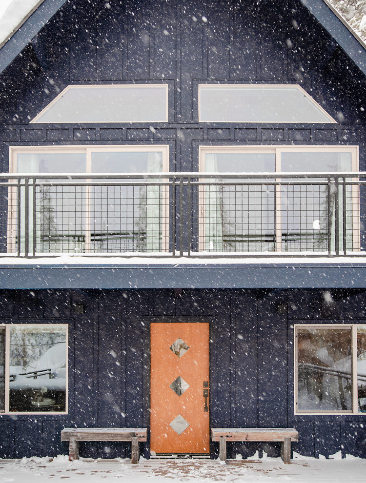 Großes, Dreistöckiges Rustikales Einfamilienhaus mit Mix-Fassade, blauer Fassadenfarbe, Satteldach, Schindeldach, blauem Dach und Wandpaneelen in Sonstige