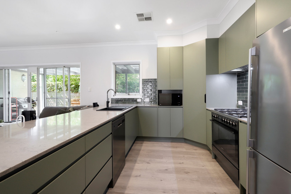 Idéer för ett mellanstort modernt grå kök, med en enkel diskho, bänkskiva i kvartsit, grönt stänkskydd, stänkskydd i keramik och rostfria vitvaror