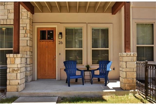 Transitional home design photo in Austin