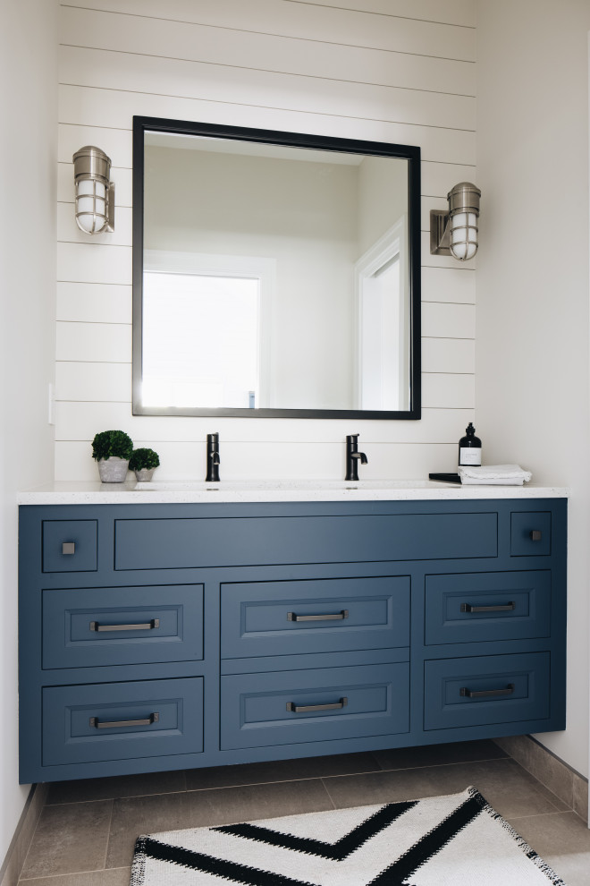Maritimes Badezimmer mit blauen Schränken, weißer Wandfarbe, Unterbauwaschbecken, Quarzwerkstein-Waschtisch, weißer Waschtischplatte, Doppelwaschbecken, schwebendem Waschtisch und Holzdielenwänden in Grand Rapids