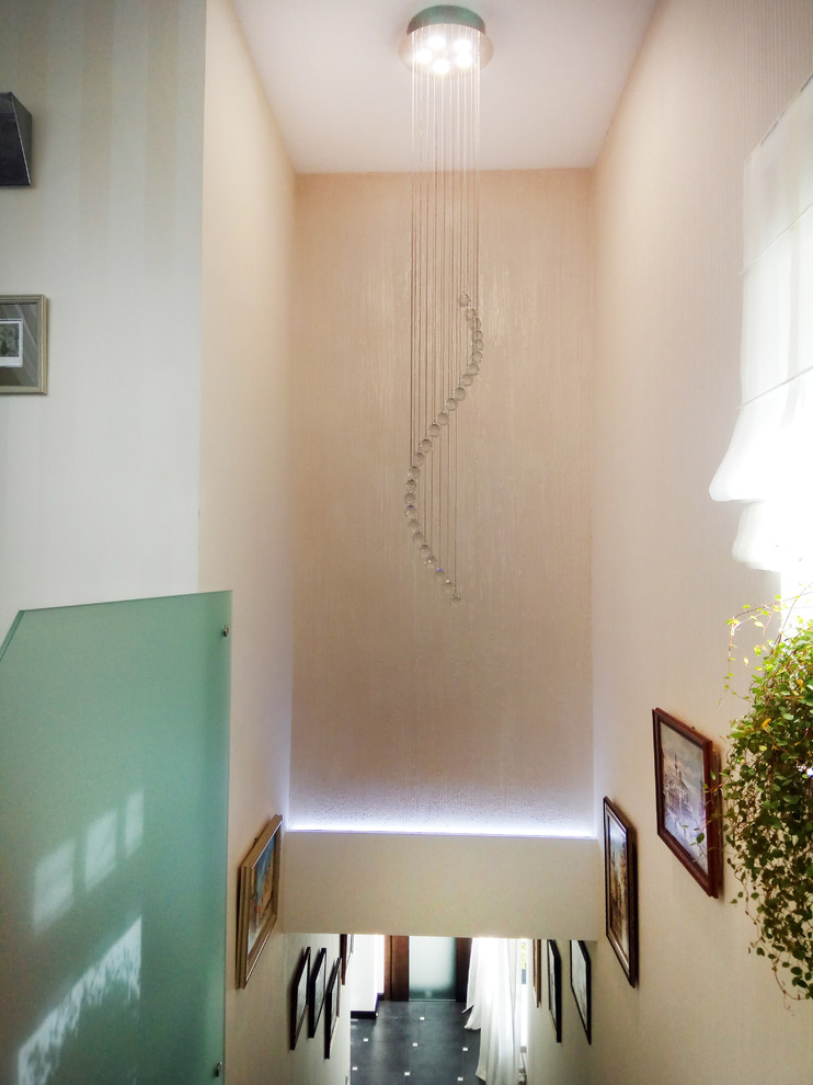 Красная кухня в пригородном поселке