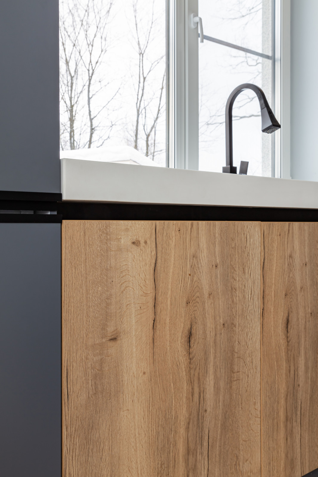 Современная кухня в загородный дом