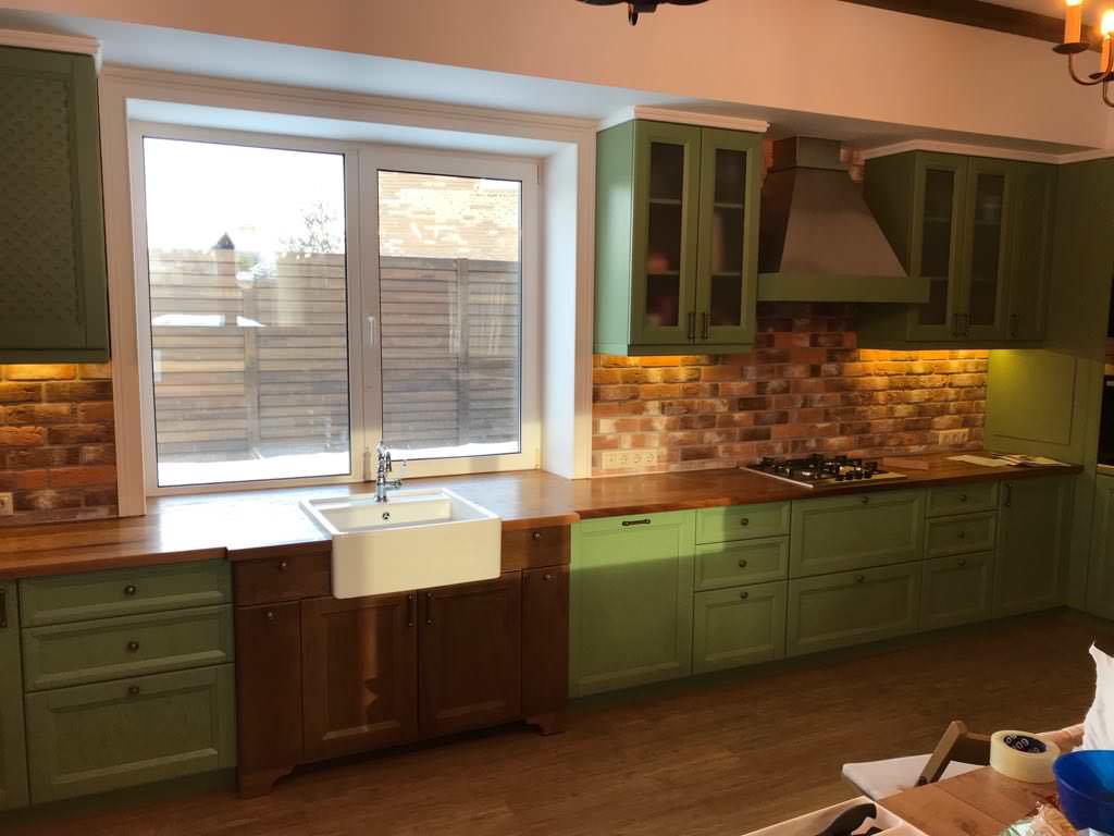 Кухня с фасадами из массива дуба, корпуса - березовая фанера