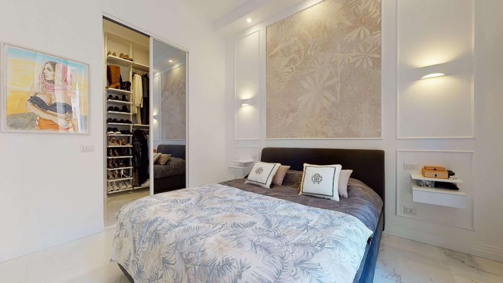 Esempio di una piccola camera matrimoniale minimalista con pareti bianche, pavimento in gres porcellanato, pavimento bianco, soffitto ribassato e boiserie