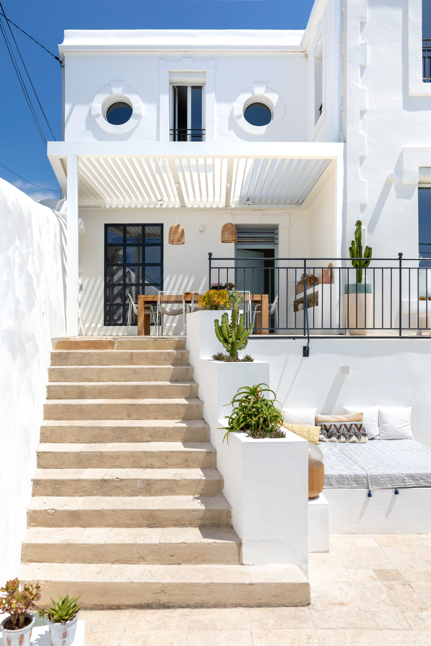 おしゃれな地中海スタイルの家の外観の画像 21年10月 Houzz ハウズ