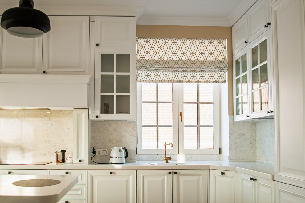 Римские шторы в классической кухне