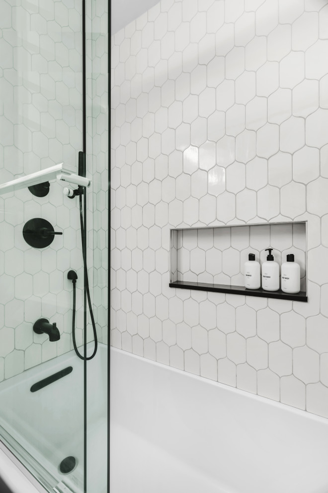 Пример оригинального дизайна: главная ванная комната среднего размера в современном стиле с фасадами островного типа, коричневыми фасадами, ванной в нише, душем над ванной, унитазом-моноблоком, белой плиткой, керамической плиткой, желтыми стенами, полом из керамической плитки, монолитной раковиной, столешницей из искусственного кварца, серым полом, душем с раздвижными дверями, белой столешницей, тумбой под одну раковину и подвесной тумбой