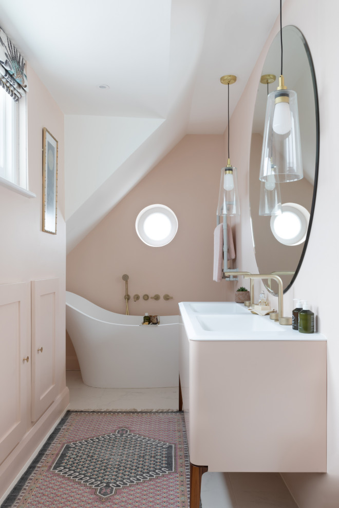 Идея дизайна: маленькая главная ванная комната в стиле ретро с плоскими фасадами, отдельно стоящей ванной, душем в нише, инсталляцией, розовыми стенами, полом из керамогранита, монолитной раковиной, столешницей из искусственного камня, душем с распашными дверями, белой столешницей, тумбой под две раковины, напольной тумбой и сводчатым потолком для на участке и в саду