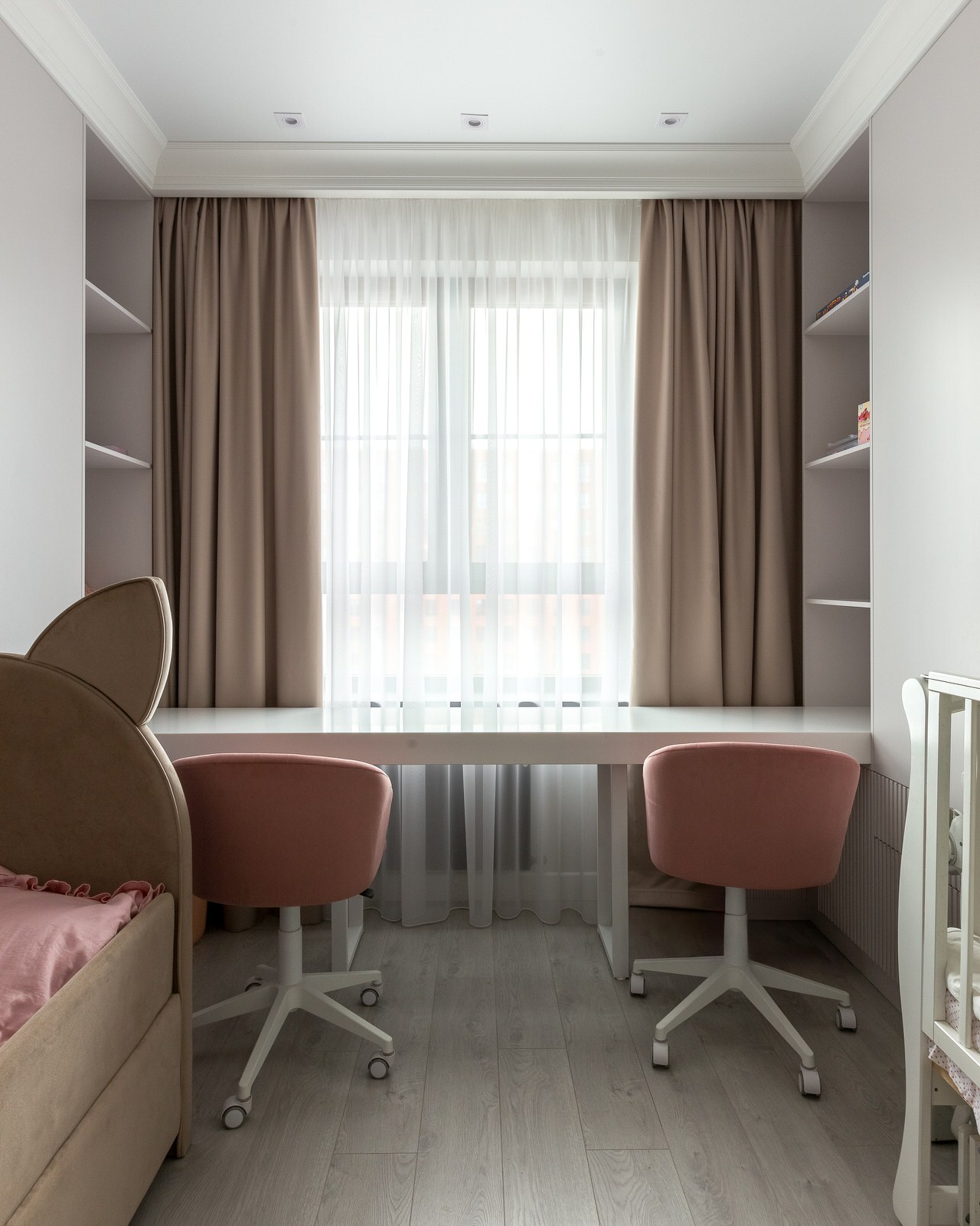 Рабочее место у окна в детской комнате для двух детей