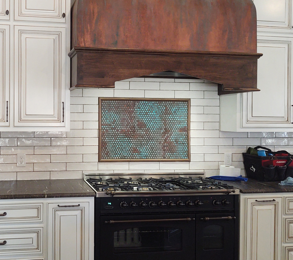 Inspiration for a midcentury kitchen in Dallas with metal splashback.
