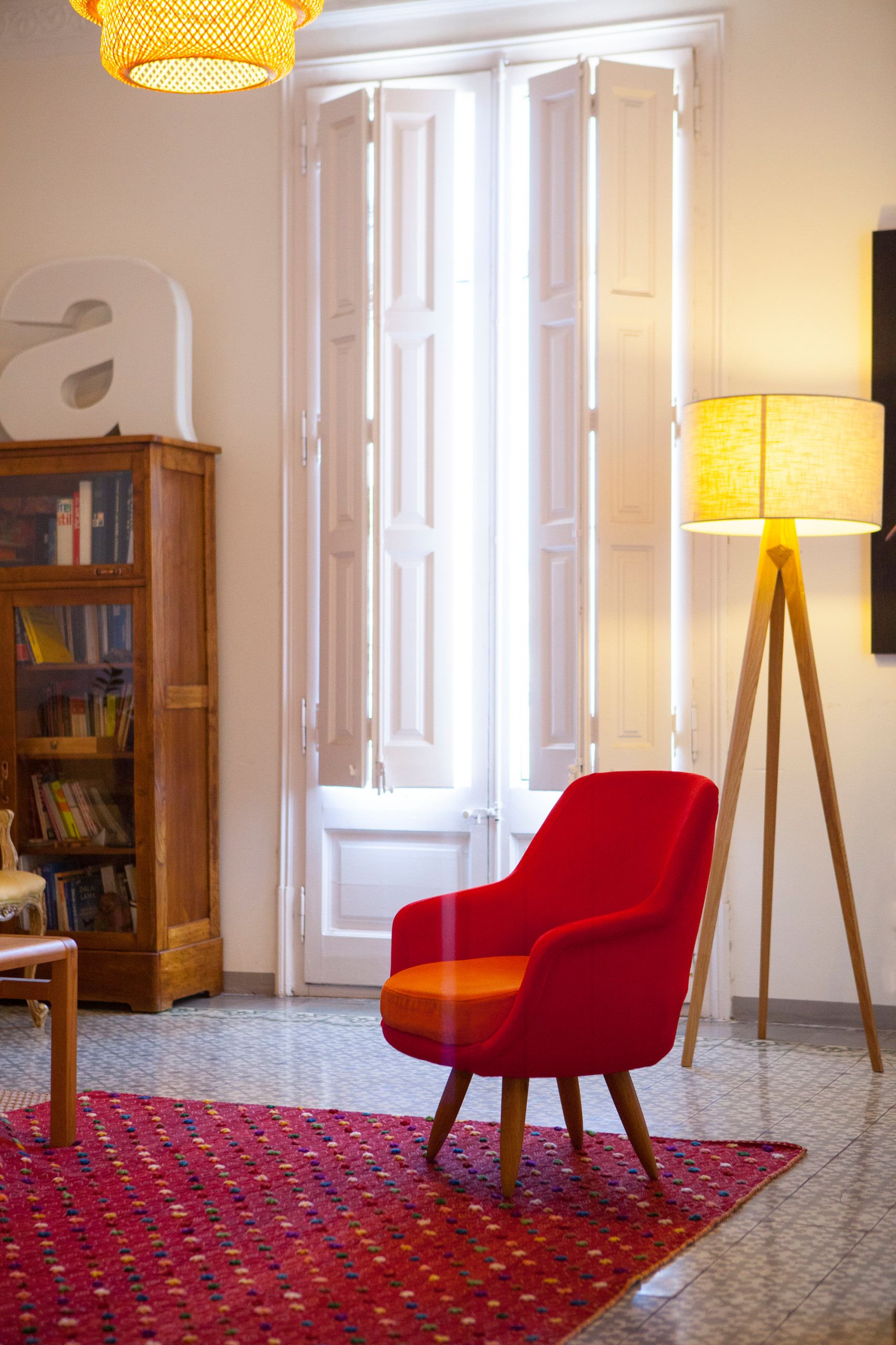 赤いミッドセンチュリースタイルのおしゃれなファミリールームの画像