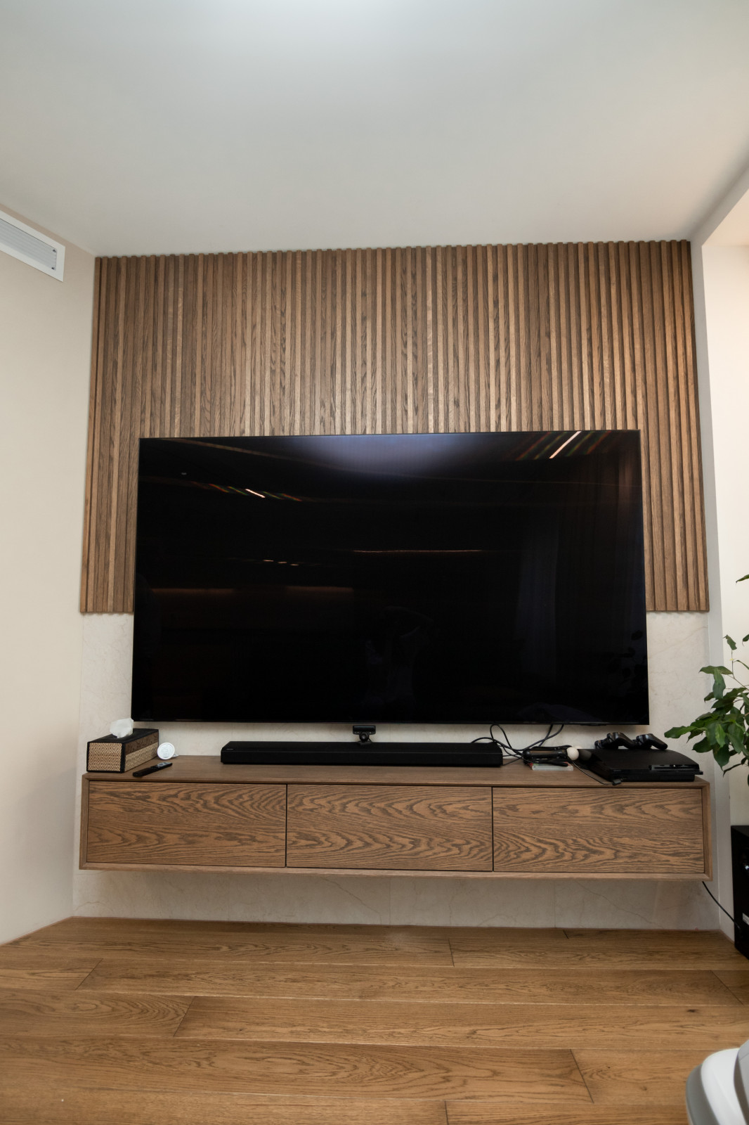 Современная кухня-гостиная с необычной барной стойкой и ТВ-зоной