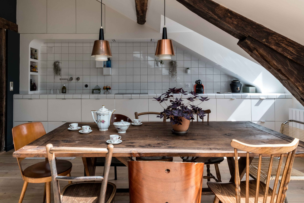 Aménagement d'une salle à manger ouverte sur le salon éclectique de taille moyenne avec parquet clair et un sol beige.